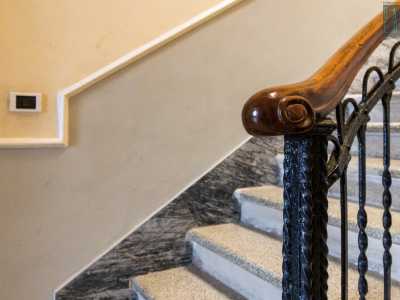 ...che conserva ancora l�elegante ringhiera originale